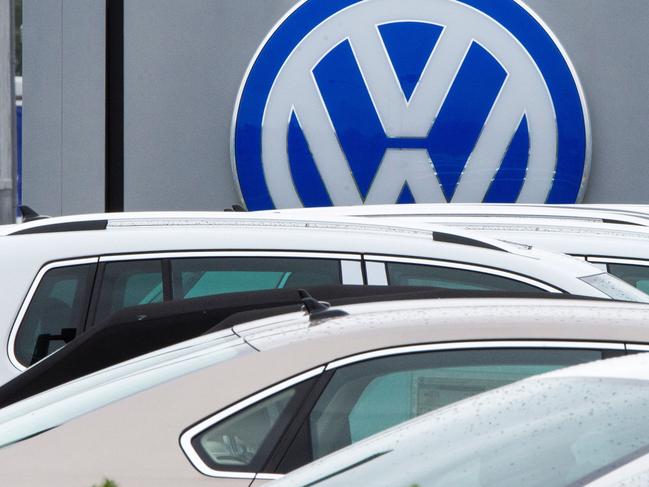 (FILES) This file photo taken on September 29, 2015 shows the logo of German car maker Volkswagen at a dealer in Woodbridge, Virginia Volkswagen has reached agreement with US authorities on a compensation deal for the last 80,000 vehicles affected in its emissions-cheating scandal in the United States, the judge overseeing the case said on December 20, 2016. At the end of October, a US court endorsed a record-setting $15 billion compensation deal covering almost half a million 2.0-liter Volkswagen diesel cars equipped with software designed to defeat emissions tests. / AFP PHOTO / PAUL J. RICHARDS