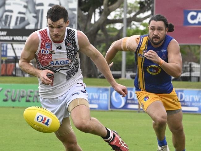 Southern Districts’ Jack Ganley only has eyes for the ball during his side’s NTFL thriller against Wanderers on Saturday. Picture: Julianne Osborne