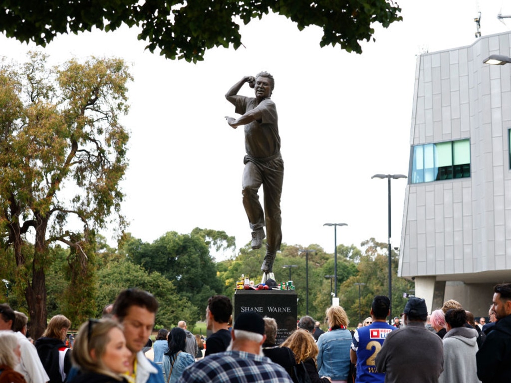 Members of the public view a statue of Shane Warne before the state memorial service for former Australian cricketer. Source: Getty Images