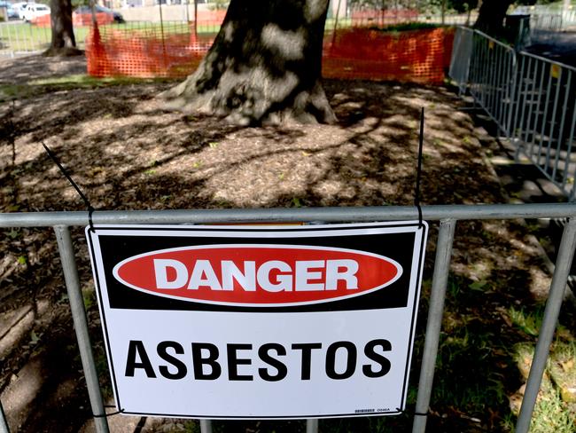 SYDNEY, AUSTRALIA., NewsWire Photos. FEBRUARY 17, 2024., Sydney-siders in Victoria Park walk amongst the temporary fencing as a widespread asbestos contamination has now impacted Sydney and surrounding suburbs. Traces of asbestos has been found in supplied landscaping mulch that has been spread across parts of Sydney., Picture: NCA NewsWire / Jeremy Piper