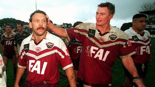 Steve Menzies (C) congratulates teammate Cliff Lyons (L).