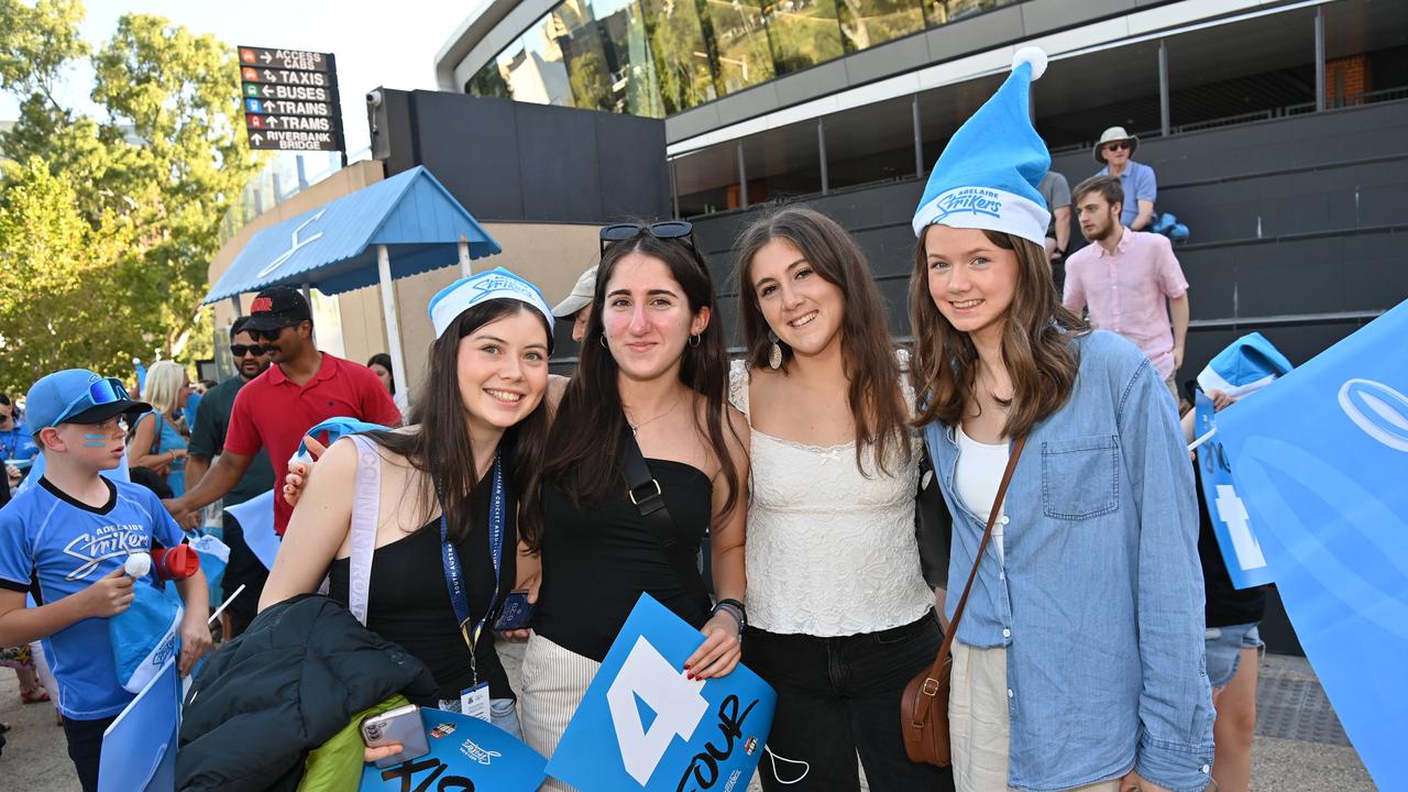 20/12/24. Gallery Big Bash - Adelaide Strikers v Melbourne Stars at Adelaide Oval. Picture: Keryn Stevens