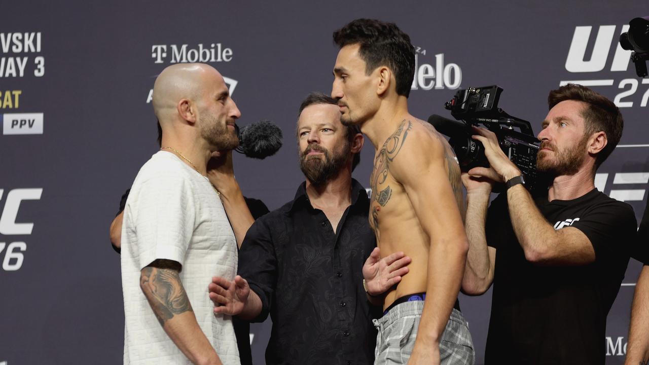 Alexander Volkanovski and Max Holloway face off during the UFC 276 presser. Carmen Mandato/Getty Images/AFP