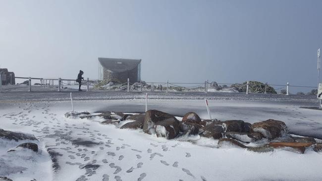 An image of the snow on kunanyi/Mt Wellington from the kunanyi/Mt Wellington Bus Service Facebook page.