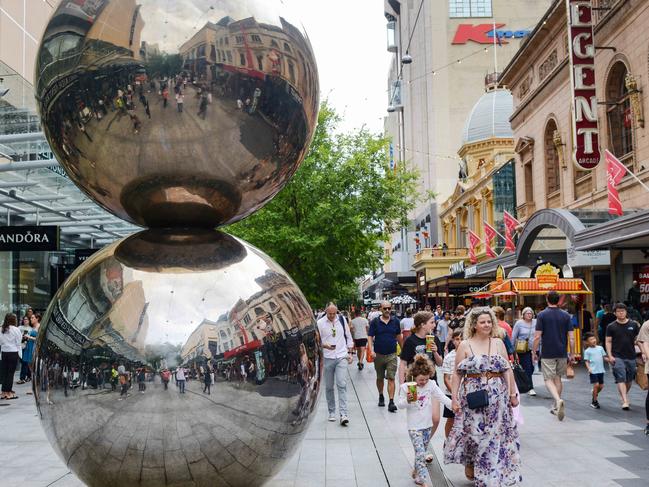ADELAIDE, AUSTRALIA - NewsWire Photos DECEMBER 21, 2022: Christmas shoppers in Rundle Mall. Picture: NCA NewsWire / Brenton Edwards