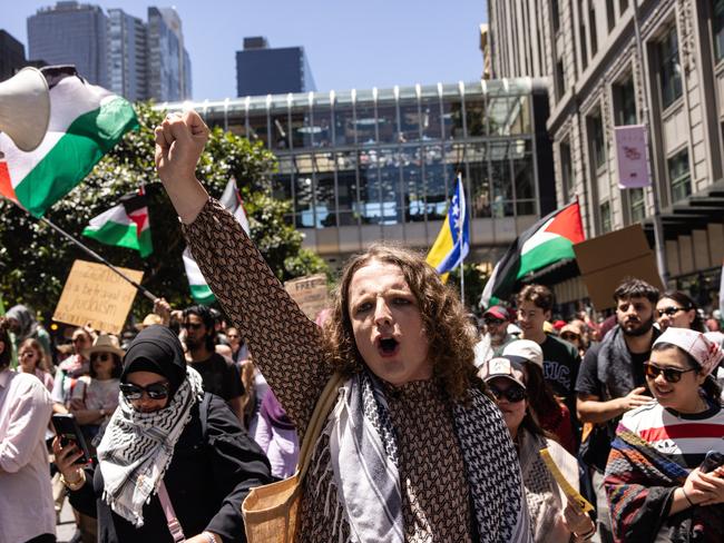 MELBOURNE, AUSTRALIA - NewsWire Photos - 15 DECEMBER, 2024: Pro-Palestine supporters march through the streets of Melbourne during the the final rally of 2024 .  Picture: NewsWire / Diego Fedele