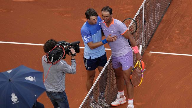 Rafael Nadal greets Alex De Minaur after the Aussie’s win in Barcelona. Photo by PAU BARRENA / AFP.