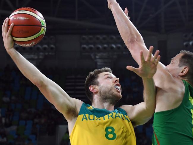 Matthew Dellavedova shoots in the Australia v Lithuania quarter-final.