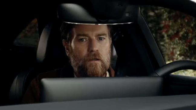 Actor Ewan McGregor using ChatGPT in a Volkswagen car.