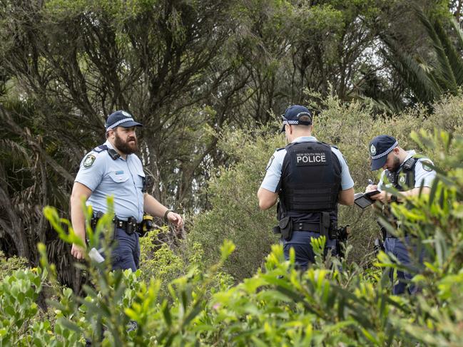 SYDNEY, AUSTRALIA - NewsWirePhotos - Monday, 9 December 2024:Police pictured on Foreshore Rd at Botany. A major police investigation is underway after a body was found dumped and wrapped in plastic in bushland near Sydney Airport.Picture: NewsWire/ Monique Harmer