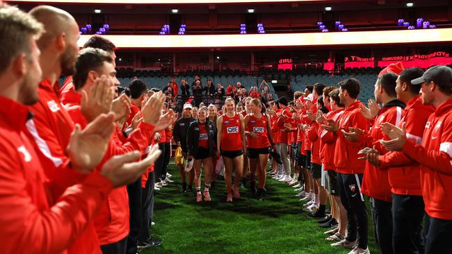 Swans AFLW players receive a guard of honour from their men’s counterparts for their first ever training session in 2022. Picture: Phil Hillyard