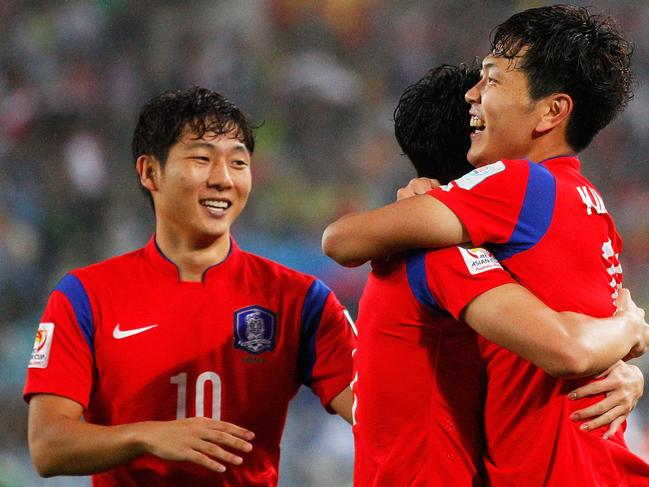 SYDNEY, AUSTRALIA - JANUARY 26: Kim Young Gwon of Korea Republic celebrates with team mates after scoring a goal during the Asian Cup Semi Final match between Korea Republic and Iraq at ANZ Stadium on January 26, 2015 in Sydney, Australia. (Photo by Brendon Thorne/Getty Images)