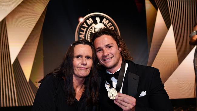 Hynes with his mum Julie at the 2022 NRL Dally M's Awards. Picture: NRL Photos.