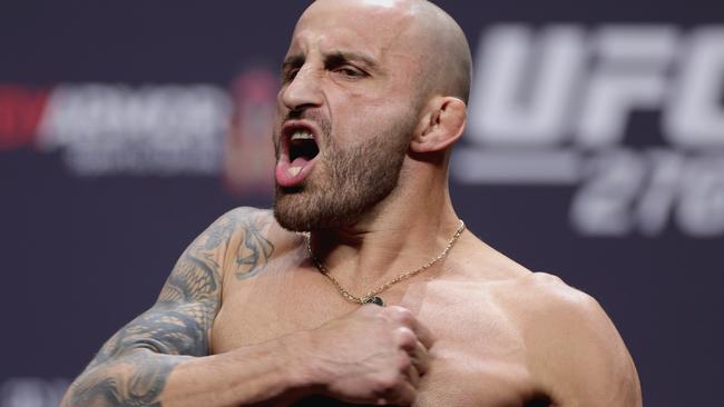 Alexander Volkanovski will attempt to become just the second man after Conor McGregor to hold both the lightweight and featherweight titles simultaneously.