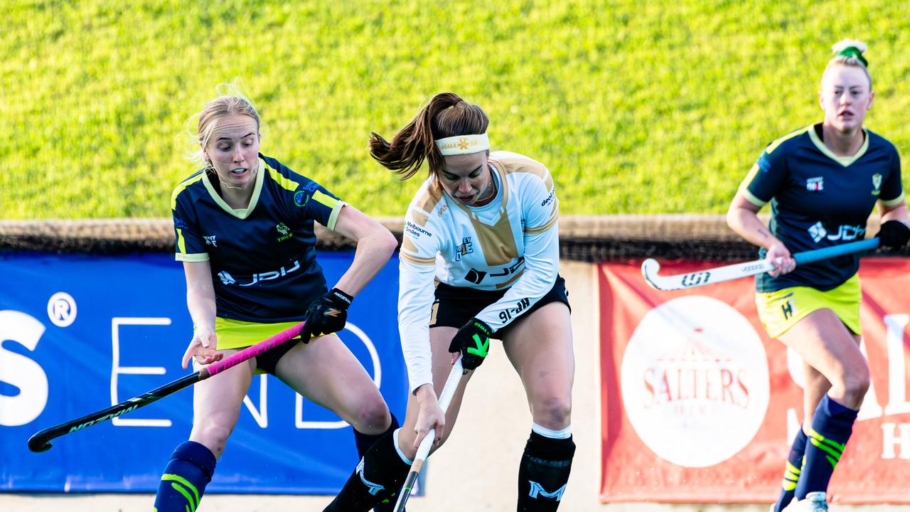 Maddie Brooks of Tasmania takes on Joanne Peeters of Melbourne. Picture: Sam Volker / Solstice Digital