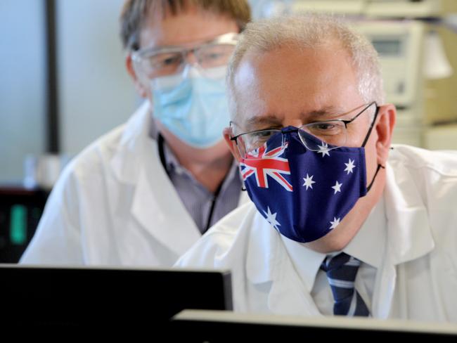 MELBOURNE, AUSTRALIA - NewsWire Photos MARCH 26, 2021: Prime Minister Scott Morrison meets CSL staff working on the COVID vaccine while he tours the company's facility in Melbourne. Picture: NCA NewsWire / Andrew Henshaw - POOL via NCA NewsWire