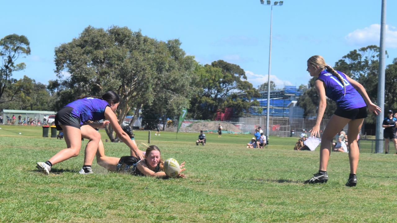 U16 Girls Sunshine Coast Pineapples vs Hunter Western Hornets at the National Youth Touch Football Championships, Kawana 2022. Picture: Eddie Franklin