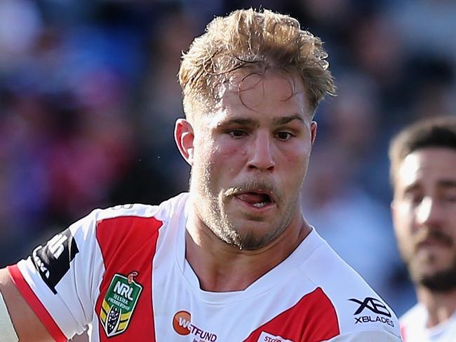 NEWCASTLE, AUSTRALIA - SEPTEMBER 01: Jack De Belin of the Dragons in action during the round 25 NRL match between the Newcastle Knights and the St George Illawarra Dragons at McDonald Jones Stadium on September 1, 2018 in Newcastle, Australia.  (Photo by Ashley Feder/Getty Images)