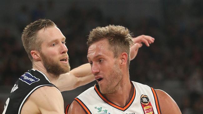 Mitchell Young of the Taipans (right) contests the ball with David Barlow of United during the Round 5 NBL match between Melbourne United and the Cairns Taipans at Melbourne Arena in Melbourne, Sunday, November 11, 2018. (AAP Image/Hamish Blair) NO ARCHIVING, EDITORIAL USE ONLY