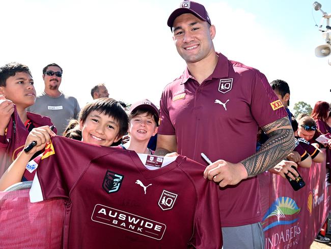 BUNDABERG, AUSTRALIA - JUNE 01: Jaydn Su'A poses for a photo with a young fan during the Queensland Maroons State of Origin fan day on June 01, 2021 in Bundaberg, Australia. (Photo by Bradley Kanaris/Getty Images)