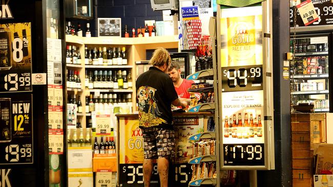 Top End bottle shops are cutting trading hours