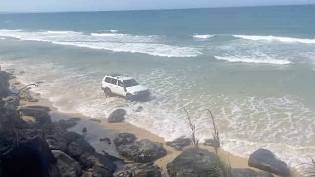 A four-wheel-drive races against the tide at Mudlo Rocks, Rainbow Beach on Monday, October 7. Photo: Rock Report Rainbow Beach