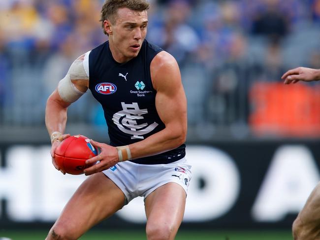 Patrick Cripps of the Blues looks to dispose the ball during the round 23 AFL match between West Coast Eagles and Carlton Blues at Optus Stadium. (Photo by James Worsfold/Getty Images)