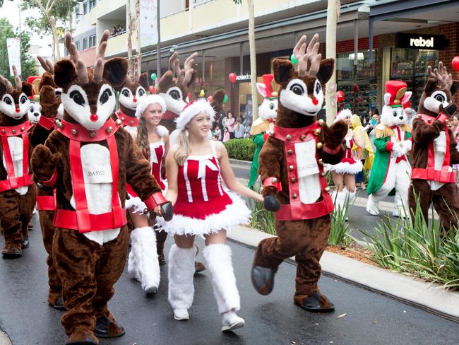 Thousands greet Santa at Rouse Hill | Daily Telegraph