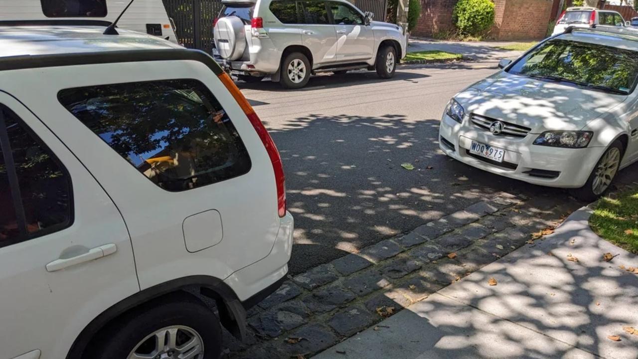 Reddit Debate erupts over photo of car blocking driveway on Christmas