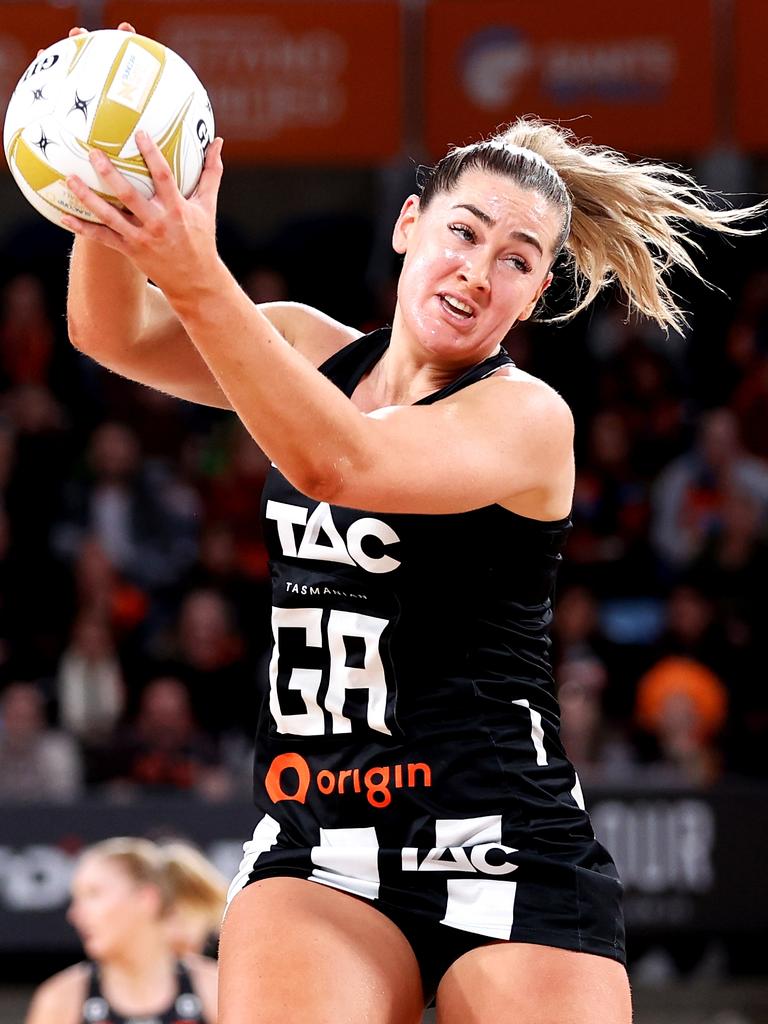 Sophie Garbin receives a lightning pass during the semi-final showdown. Picture: Brendon Thorne/Getty Images