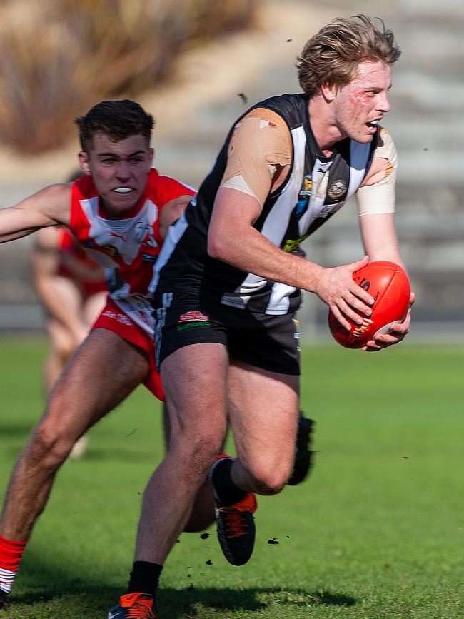 Sam Banks of Clarence and Matt Joseph of Glenorchy. Picture: SOLSTICE DIGITAL