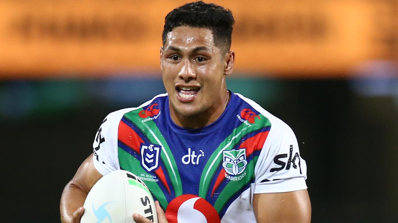 SYDNEY, AUSTRALIA - APRIL 04: Roger Tuivasa-Sheck of the Warriors runs the ball during the round four NRL match between the Sydney Roosters and the New Zealand Warriors at Sydney Cricket Ground, on April 04, 2021, in Sydney, Australia. (Photo by Jason McCawley/Getty Images)