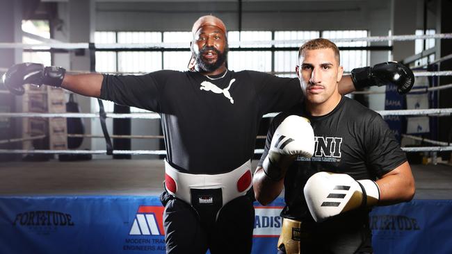 WorldÃ&#149;s tallest boxer Julius Long, sparring partner with Justis Huni, Bowen Hills. Picture: Liam Kidston