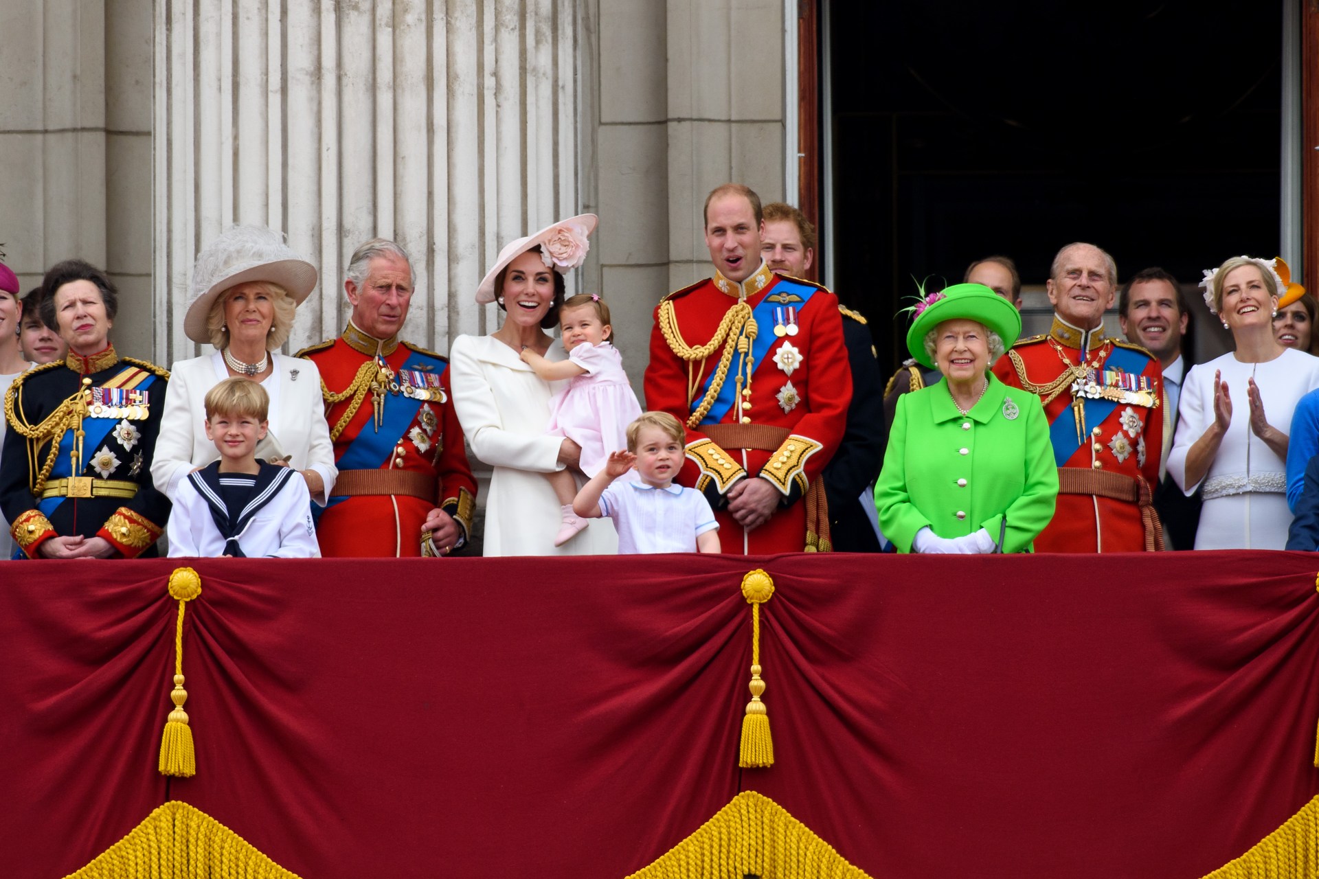 The royal family. Королевская семья Великобритании 1990-е. Внуки Елизаветы 2 королевы Великобритании. Елизавета II И Королевская семья. Королевская семья Великобритании.