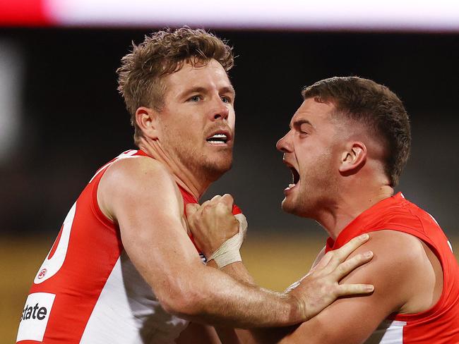 MELBOURNE . 17/09/2022. AFL.  2nd Preliminary Final . Sydney Swans vs Collingwood at the SCG.  Sydneys Tom Papley and  Luke Parker celebrate after the final siren   . Picture by Michael Klein