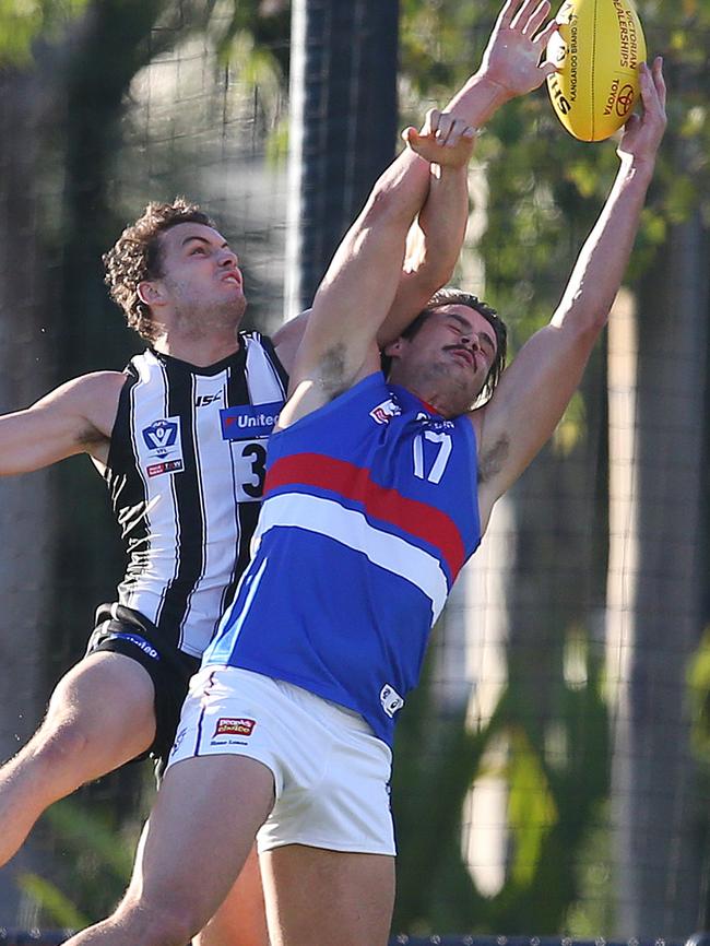 Bulldog Tom Boyd tries to mark in front of Collingwood's Flynn Appleby. Pic: Michael Klein.