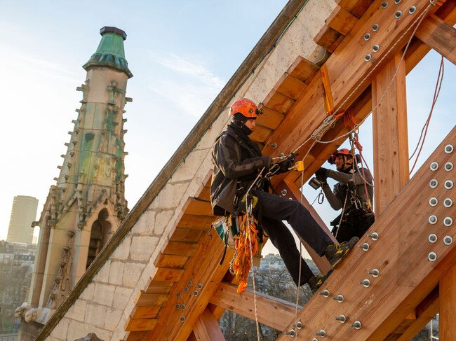 Rope technicians set up couchis between the arch and the wood framework.