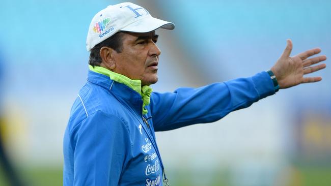 Honduras' national coach Jorge Luis Pinto gestures during a football training session at the ANZ Stadium in Sydney on November 13, 2017. Honduras will play Australia in their final World Cup qualifying game in Sydney on November 15. / AFP PHOTO / Peter PARKS / -- IMAGE RESTRICTED TO EDITORIAL USE — STRICTLY NO COMMERCIAL USE —