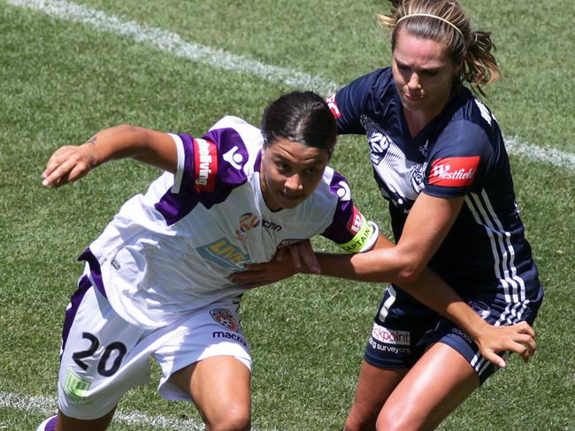 Samantha Kerr of Perth Glory and Danielle Waetherholt of Melbourne Victory during the W-League Semi Final match between the Melbourne Victory and the Perth Glory at AAMI Park in Melbourne, Sunday, February 10, 2019. (AAP Image/George Salpigtidis) NO ARCHIVING, EDITORIAL USE ONLY