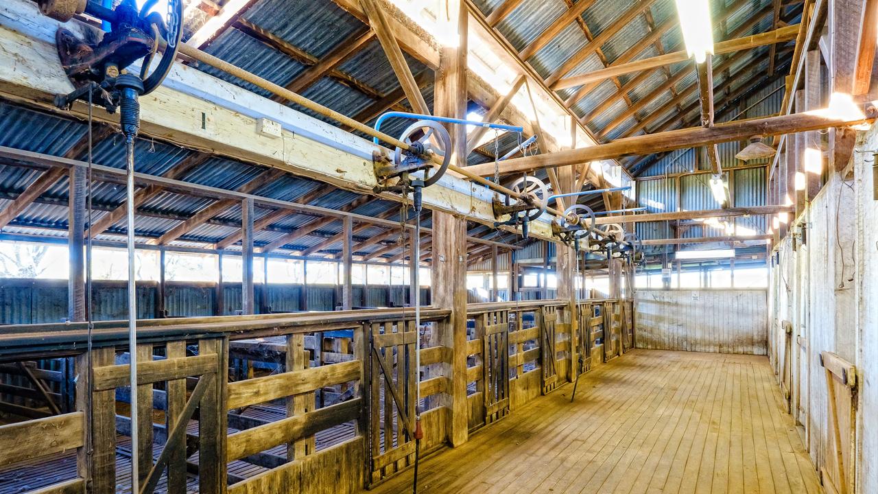 Working improvements include one of the three original shearing sheds built on Kinross Station, which has seven stands and can hold 1500 woolly sheep undercover.