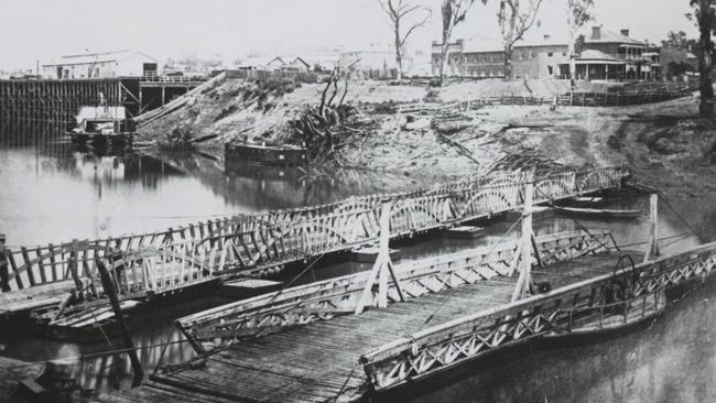 Hopwood’s pontoon bridge over the Murray and his Bridge Hotel in the distance, which still stands. Picture: State Library of Victoria