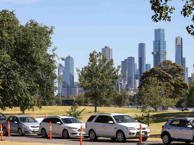 Cars line up for Covid testing at Albert Park. Picture: NCA NewsWire / Ian Currie