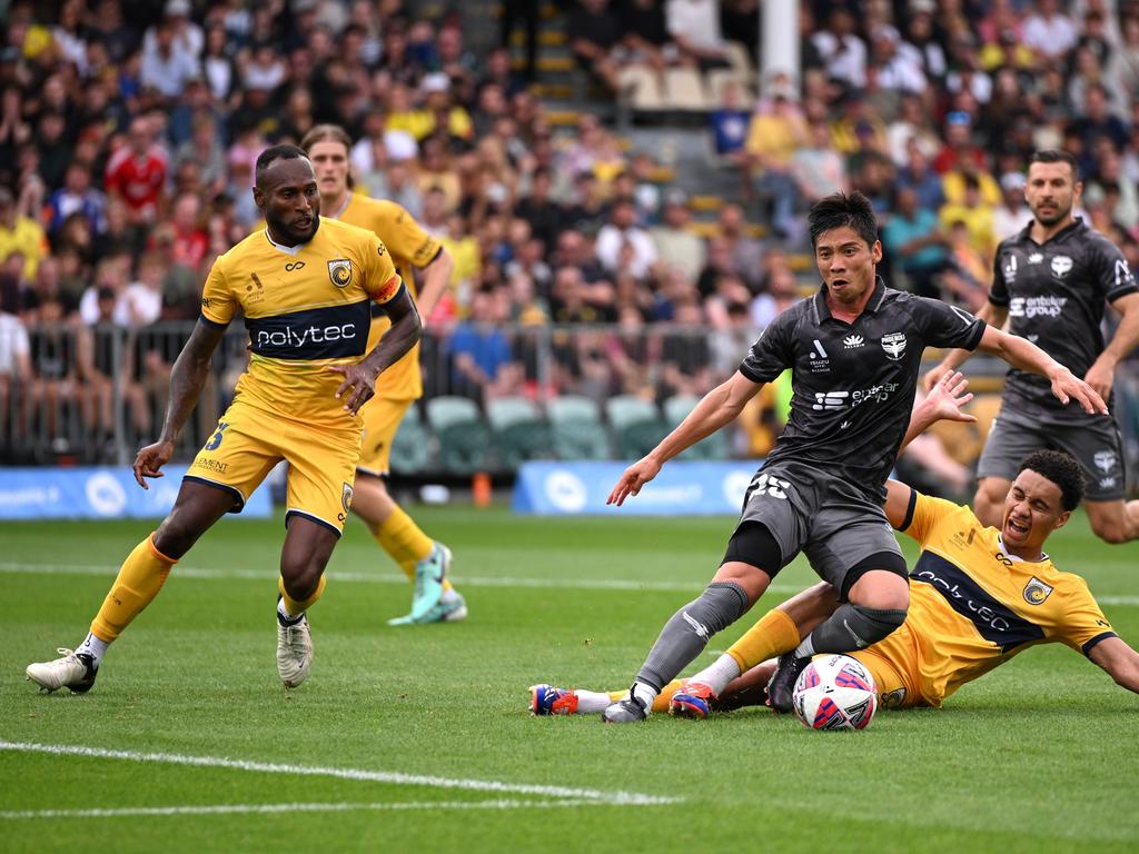 Diesel Herrington of the Central Coast Mariners and Kazuki Nagasawa of the Wellington Phoenix. Photo: Joe Allison/Getty Images.