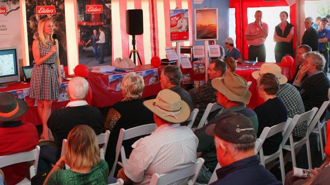 Bunn addresses farmers on all things weather at the Wimmera Machinery Field Day.