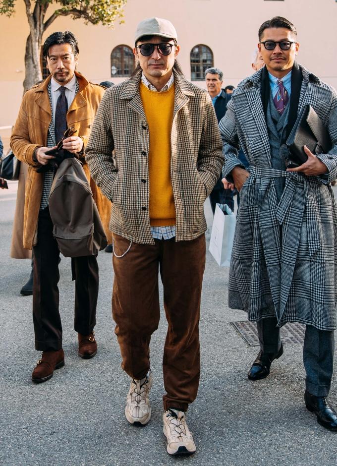 The Best Eyewear Street Style Looks Spotted at Pitti Uomo's Spring