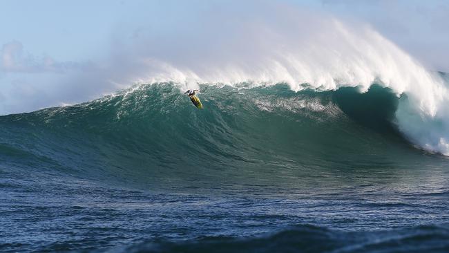 Pe’ahi Challenge: Surfer Mark Mathews wipeout injury at big wave event ...