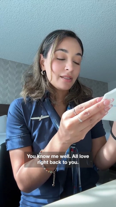 Flight attendant reads note from Meghan Markle