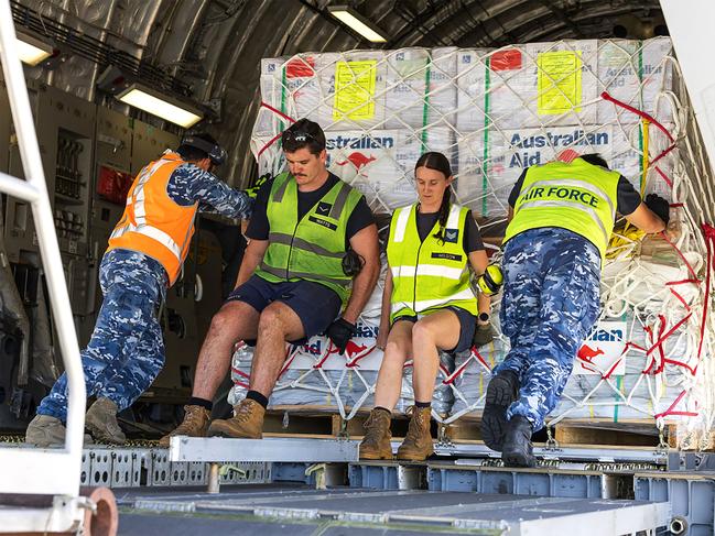 A handout photo taken on December 21, 2024 and received from the Australian Department Foreign Affairs and Trade shows relief goods being loaded onto a Royal Australian Air Force C-17A Globemaster III bound for Vanuatu from RAAF Base Amberley in Queensland. Rescuers say they have expanded a search for trapped survivors in quake-rocked Vanuatu to "numerous places of collapse" beyond the capital on Friday, after the death toll climbed to at least 10. (Photo by Sam Price / Australia's Department of Foreign Affairs and Trade (DFAT) / AFP) / RESTRICTED TO EDITORIAL USE - MANDATORY CREDIT "AFP PHOTO / AUSTRALIAN DEPARTMENT OF FORREIGN AFFAIRS AND TRADE / SAM PRICE" - NO MARKETING - NO ADVERTISING CAMPAIGNS - DISTRIBUTED AS A SERVICE TO CLIENTS