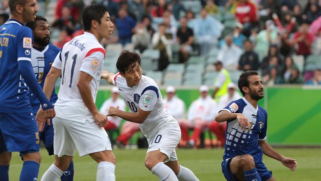 South Korea's Nam Tae Hee, second right, watches as he scores his country's first goal during the AFC Asia Cup soccer match between South Korea and Kuwait in Canberra, Australia, Tuesday, Jan. 13, 2015. (AP Photo/Andrew Taylor)