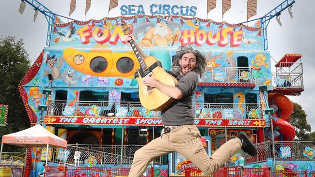 Guitarist and busker Tim Scanlan gets set for Moomba. Picture: Alex Coppel